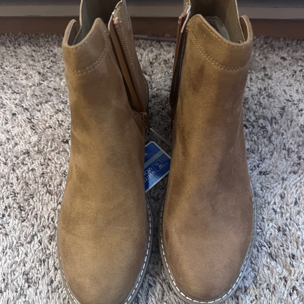 White Mountain Chelsea Boots 8 WIDE